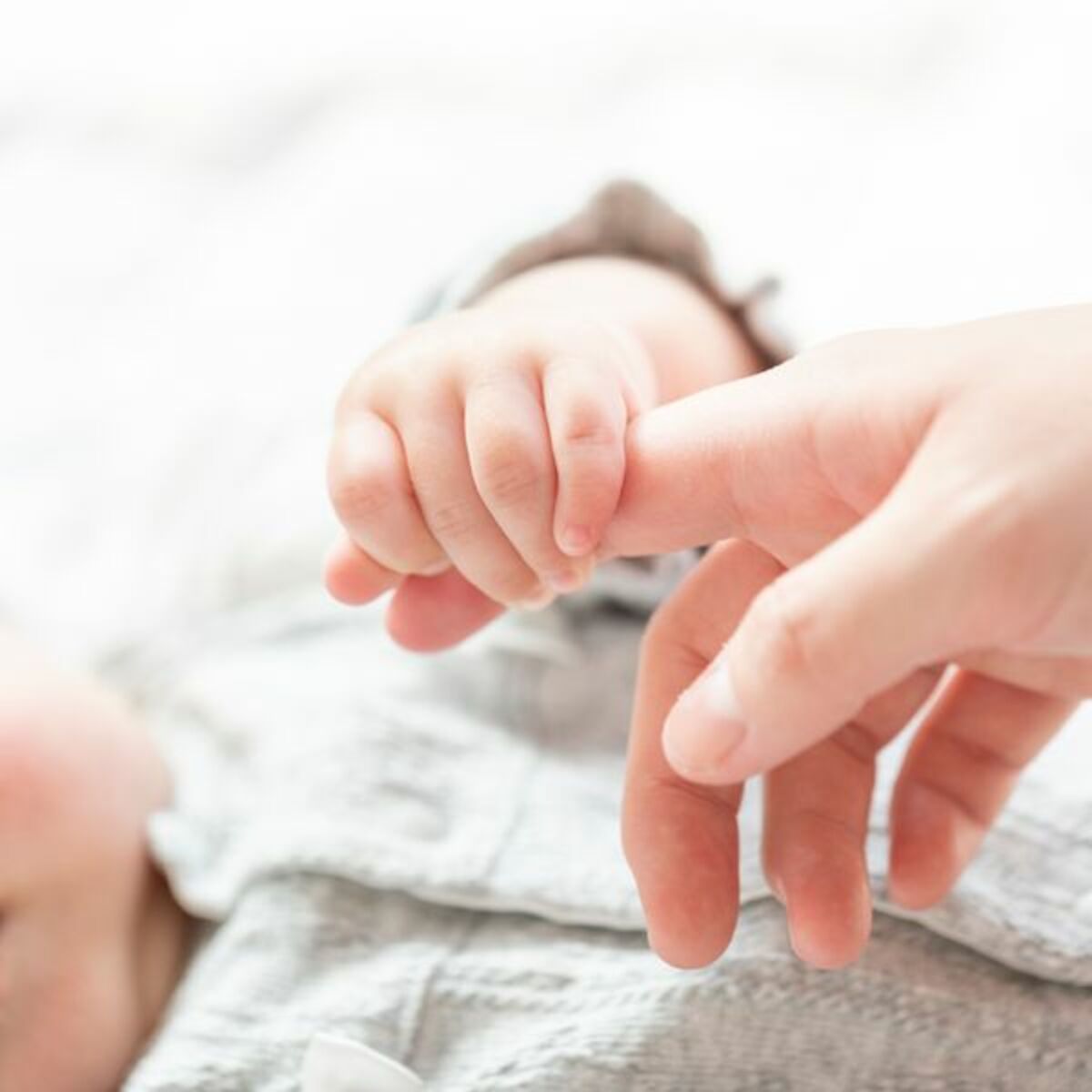 ダウン症の息子を生んで 消えてしまいたい と泣いた 作家 岸田奈美さんの母 ひろ実さんを救った 夫のひとこと 文春オンライン