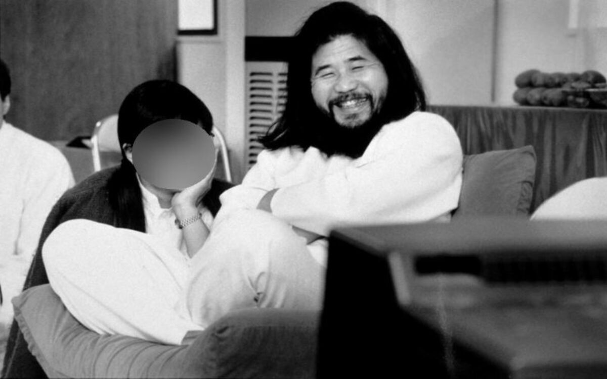 写真](2ページ目)麻原彰晃の血を信者に飲ませ、風呂の残り湯を販売