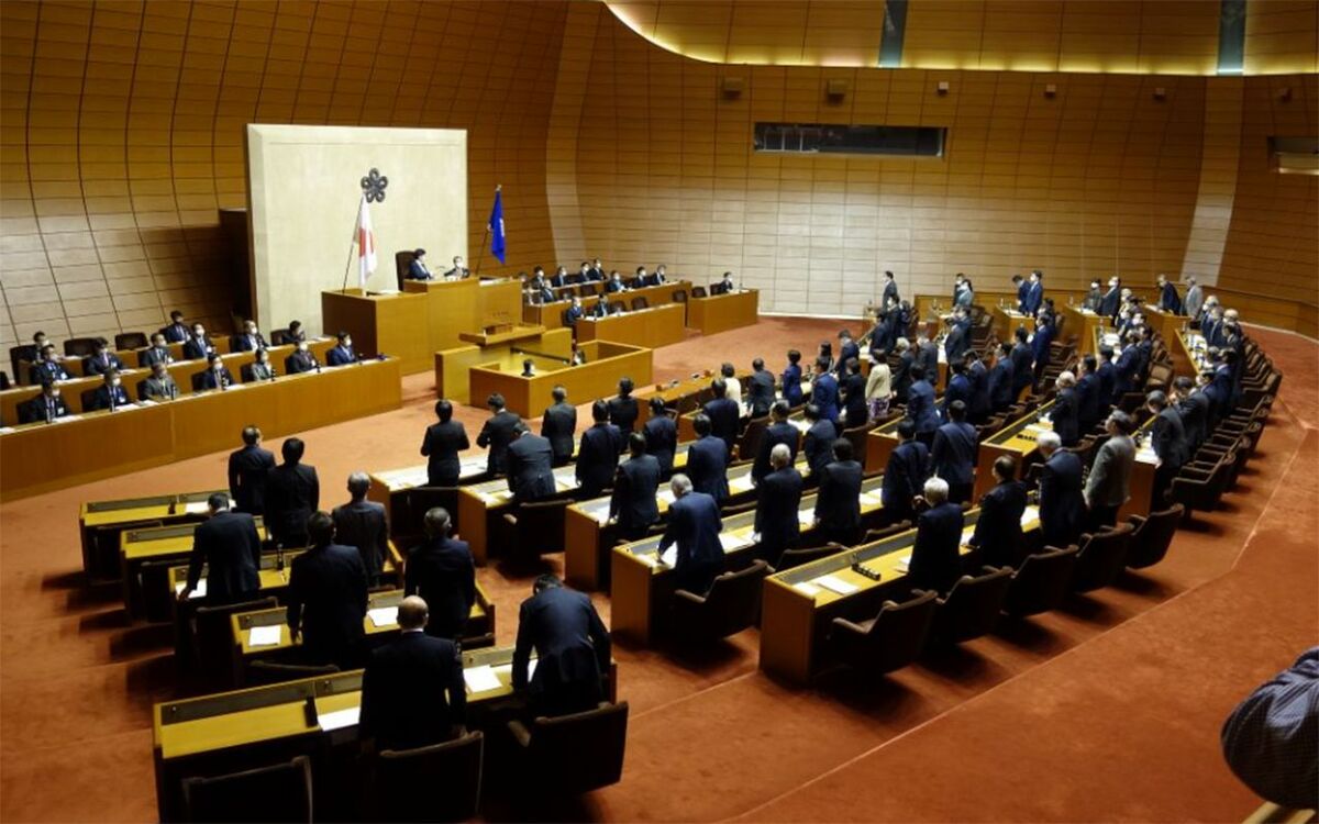 パリ視察に公金5000万円、現役県議が“カツアゲ”を告発…「2000万円ほど支払った」「まるでヤクザですよ」福岡県議会に何が起きたのか? | 文春オンライン