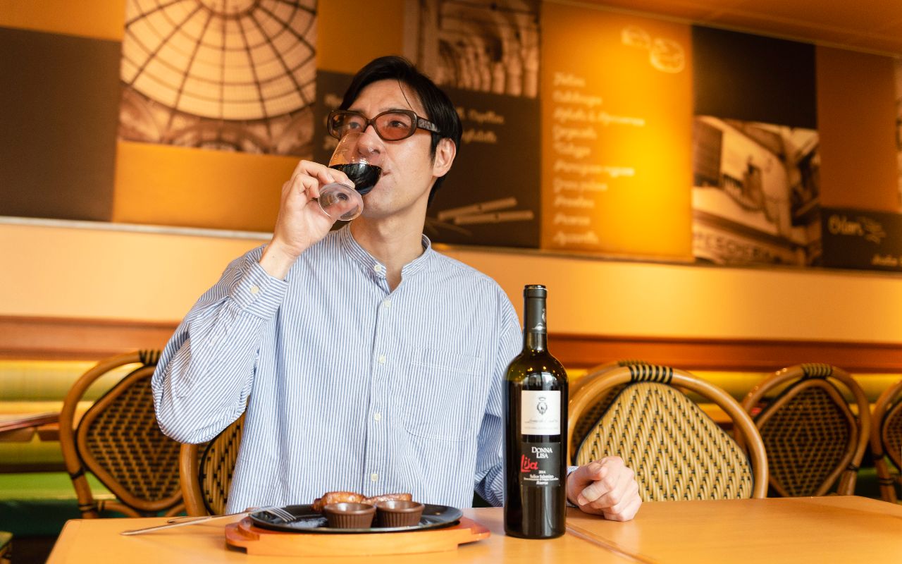 サイゼリヤで 高級ワインが飲める って本当 噂の 裏メニュー で一番高いボトルを頼んでみた 文春オンライン