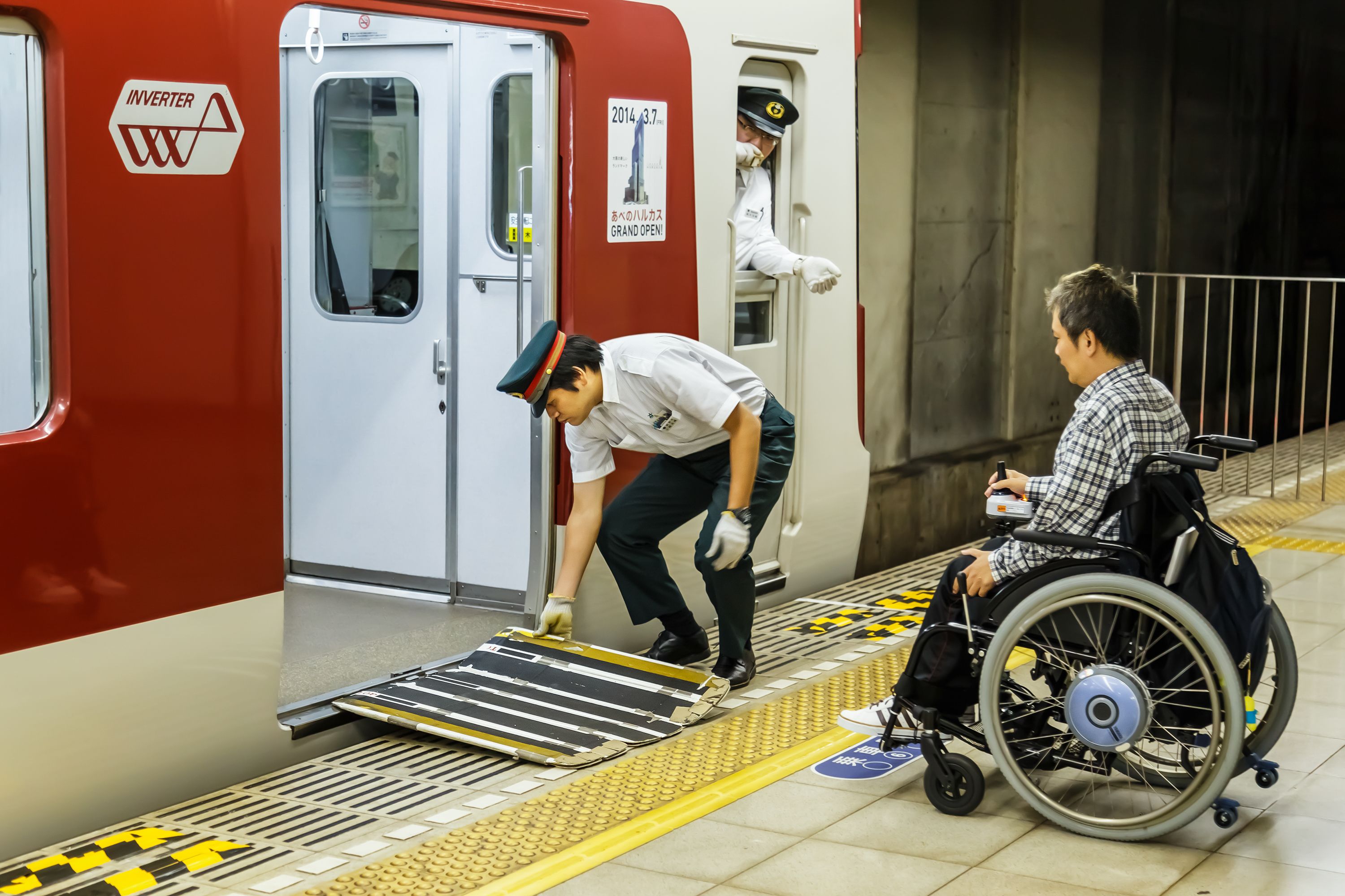 周囲の舌打ち 改札から乗車まで分 健常者が知らない 車椅子移動のリアル 文春オンライン 車椅子 ユーザーの伊是名夏子氏が Jrで目 ｄメニューニュース Nttドコモ