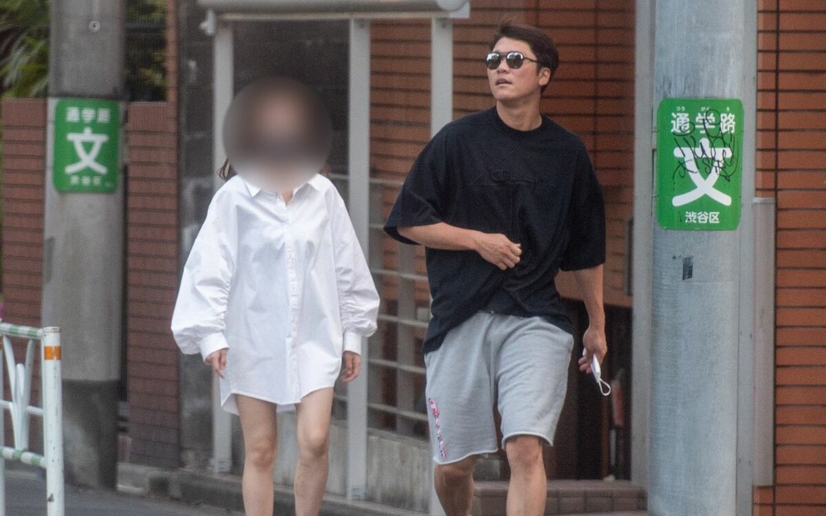 3ページ目 あれ坂本 あいつはこういう事をするやつだよ 巨人の坂本勇人 33 が白シャツ美女とサングラスノーマスク姿で白昼手つなぎ散歩 文春オンライン