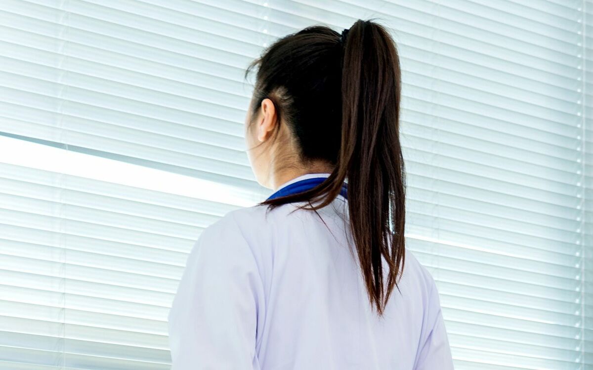 「病院に来てないらしいぞ。携帯にも出ない」誰よりも優秀だった彼女に何が⋯？ 期待の女性研修医が【突然、姿を消した理由】 | 文春オンライン