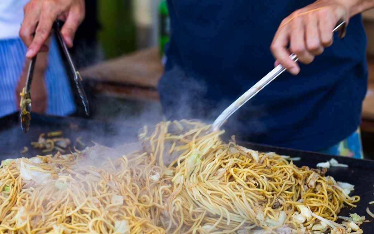 スーパーの店頭で“100円焼き鳥”を売り…副業がないとやりくりできないほど厳しい「テキヤ」の金銭事情 | 文春オンライン