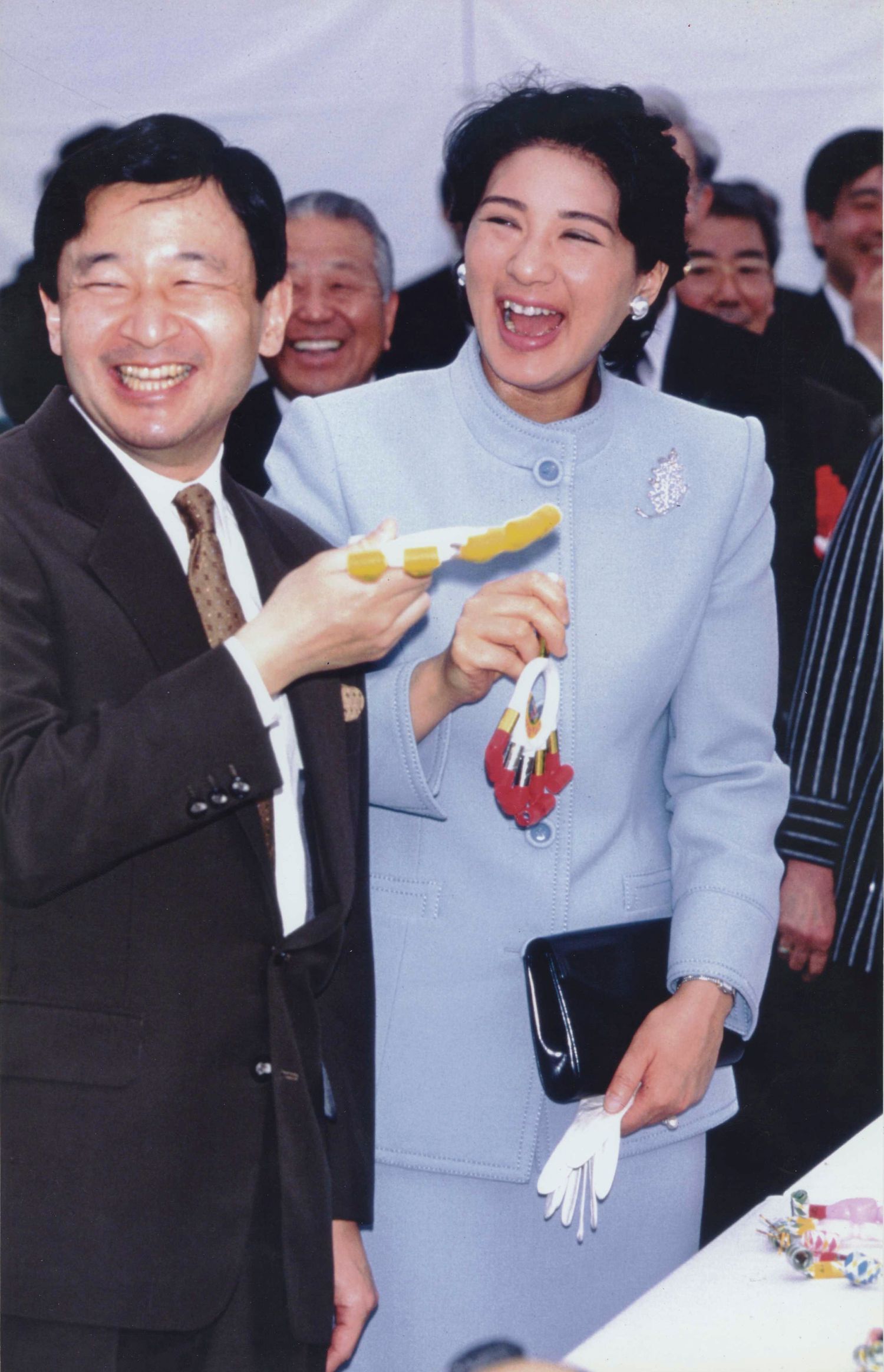 ご結婚28年 おふたりが手をつないだ写真がない 天皇陛下と雅子さまが 初めて カメラの前で手を触れ合わせた日 文春オンライン 6月9日 天皇皇后両陛下はご結婚28年を迎 ｄメニューニュース Nttドコモ