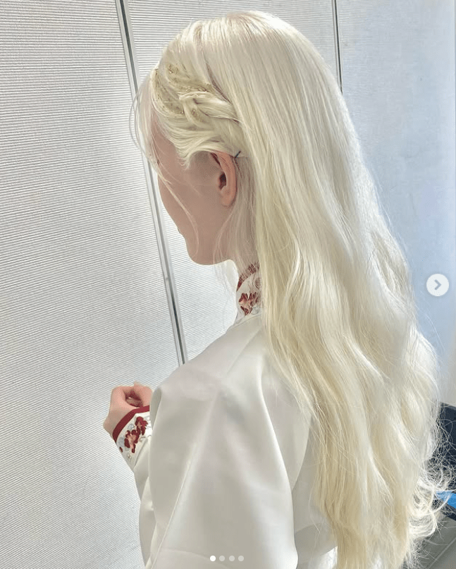 [写真](9ページ目)「ネットで『アルビノなのにブサイク』『かわいそう』と言われるけど…」“髪も肌も真っ白”なアルビノの女性（23）が、“世間 ...
