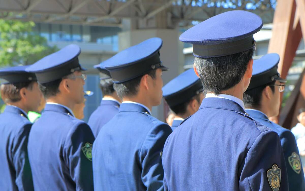 巡査の年収は360万、警部は705万、では警視長は？ 住居補助に天下り…“警察キャリア”の恵まれた“特権”の実態 | 文春オンライン