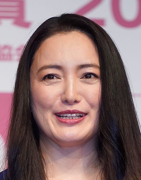 写真]17歳で大胆グラビア、夫の“通い不倫”を乗り越えて…仲間由紀恵46歳