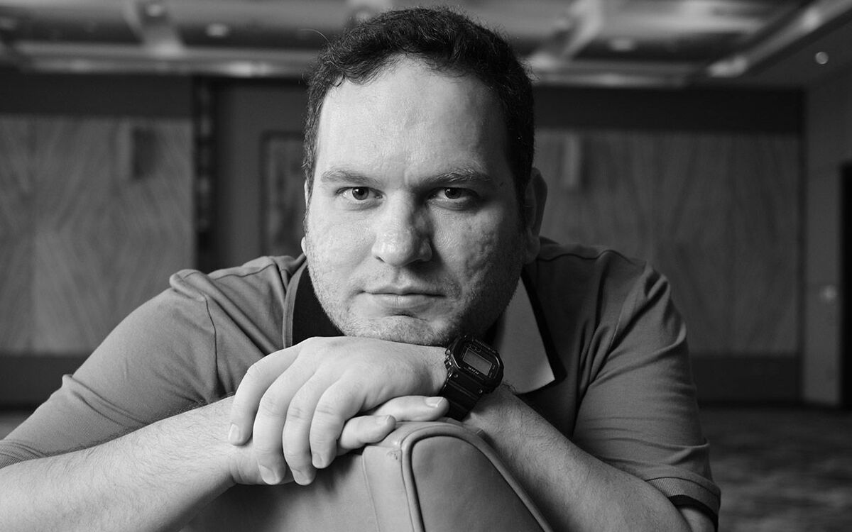 サダム・フセインの誕生日のケーキを用意するのに失敗した友人は、退学し少年軍への入隊を余儀なくされた | 文春オンライン