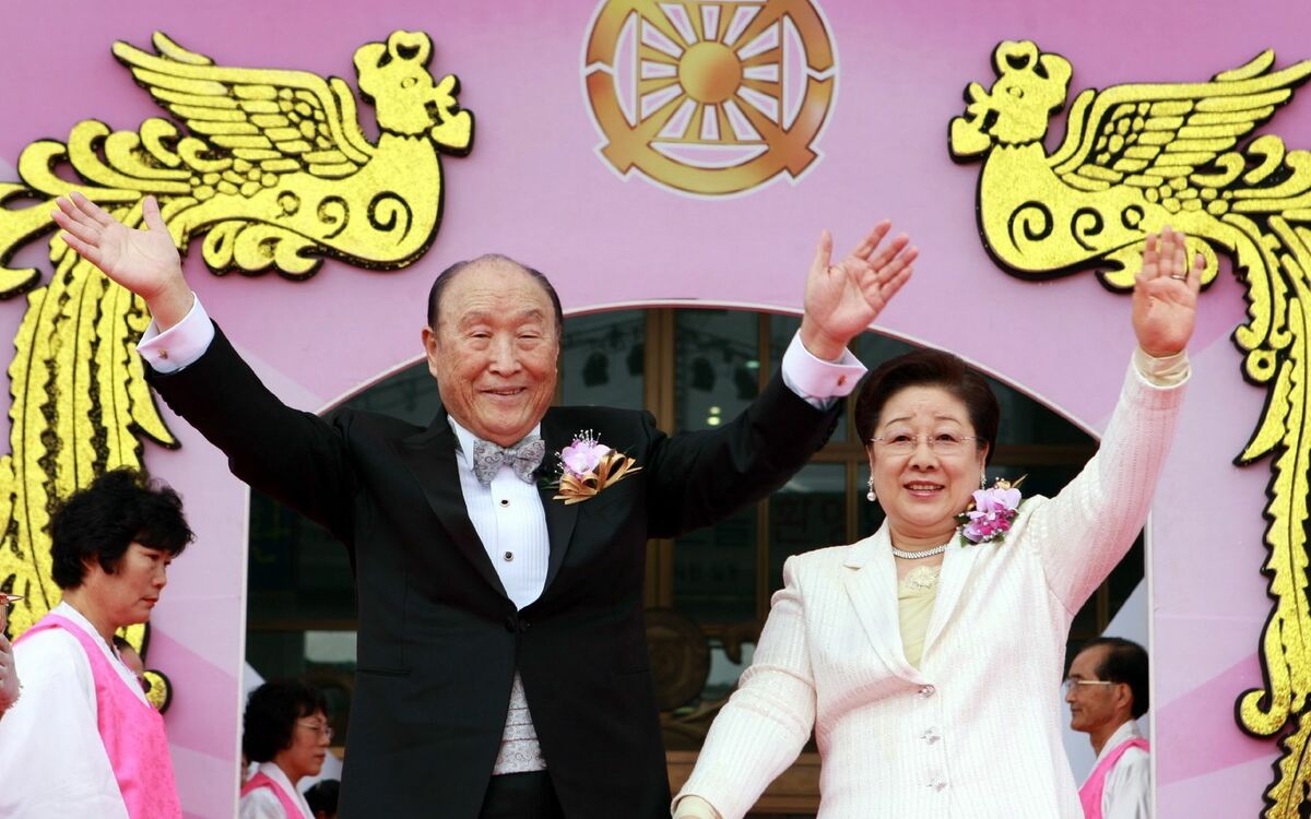 写真文鮮明夫妻 強制的に、母の処女を奪ったのです」“旧統一教会の教祖”文鮮明の隠し子