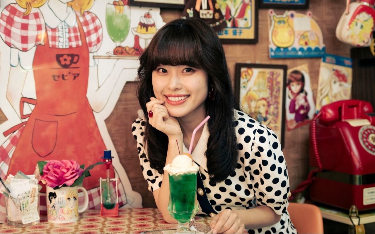 総額1000万円》大胆なミニスカのバブルスーツ、体のラインが出る