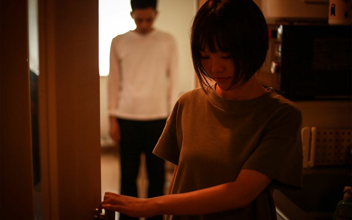 「産んでほしいなんて頼んでない!」包丁を突き付けてきた虐待父に、娘は叫び…ヤングケアラーとして尽くし続けてきた女性がようやく見せた“反撃” | 文春オンライン