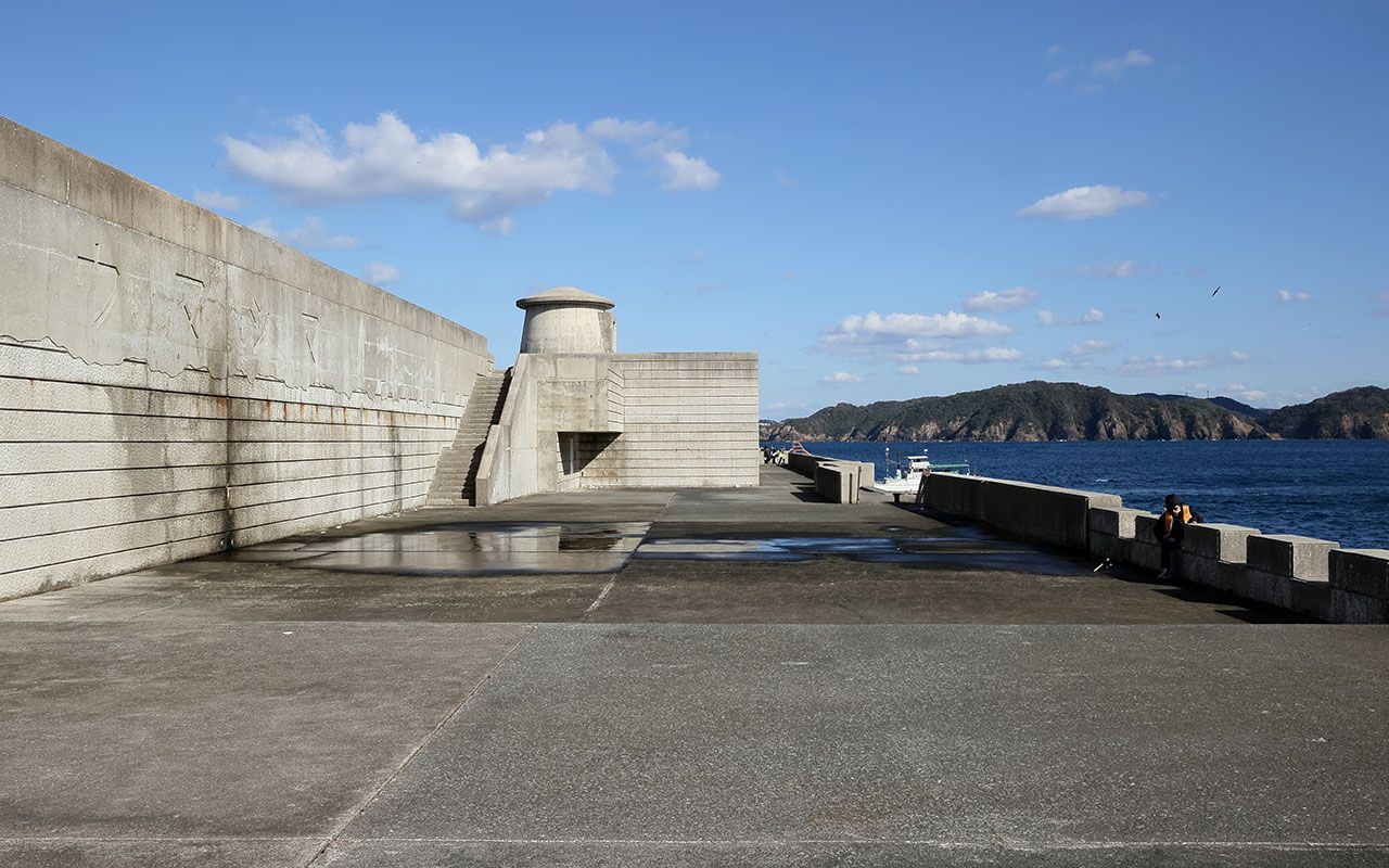 昼間からアジが入れ食い 島根県浜田市に浮かぶ 謎の海上要塞 のポテンシャルが高すぎた 移動編集部 文春オンライン