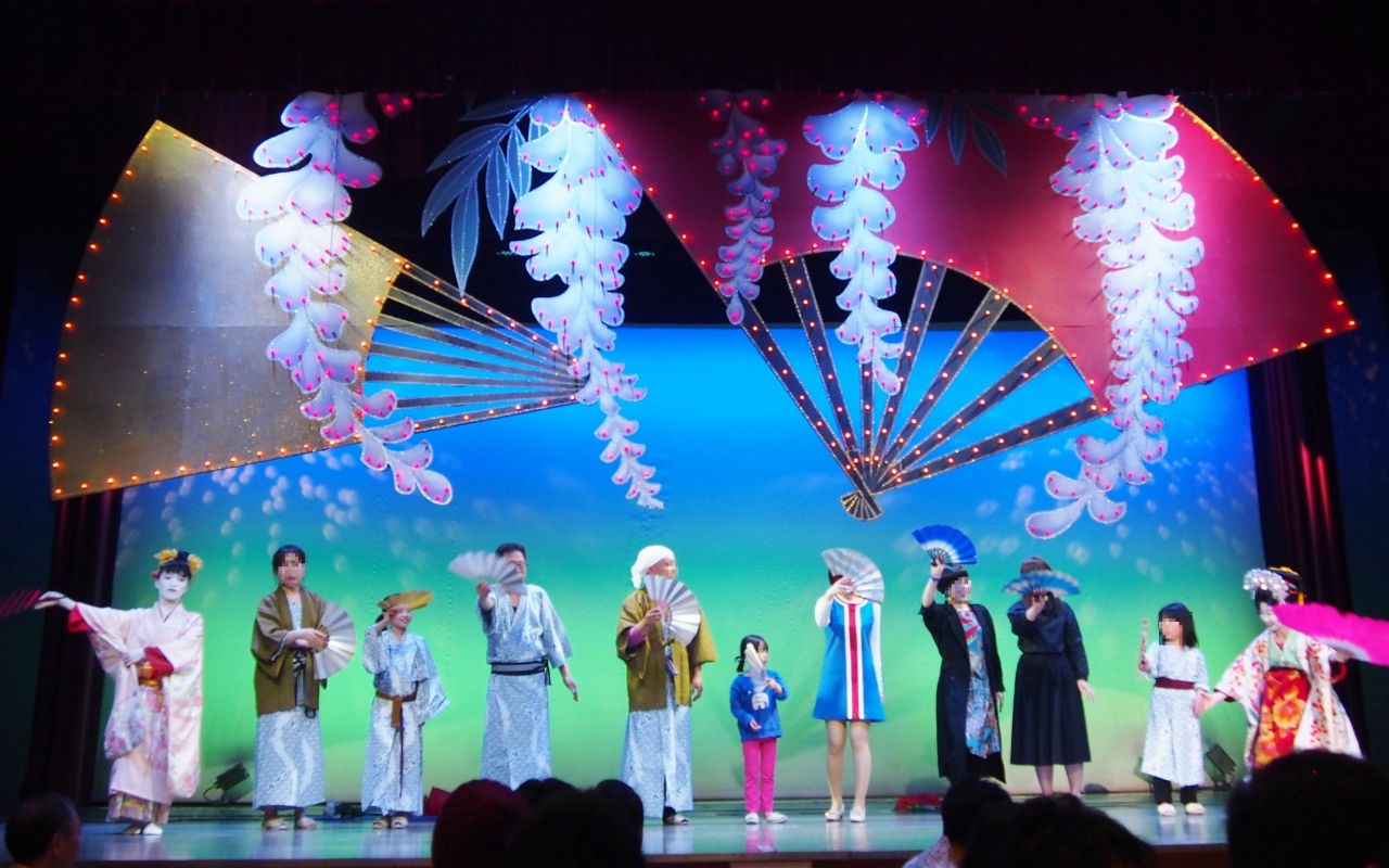 めくるめくハトヤの世界 ハトが飛び交うディナーショーに大感激 華やか 上品 そしてレトロ 不朽の 懐かしホテル を徹底ルポ 文春オンライン