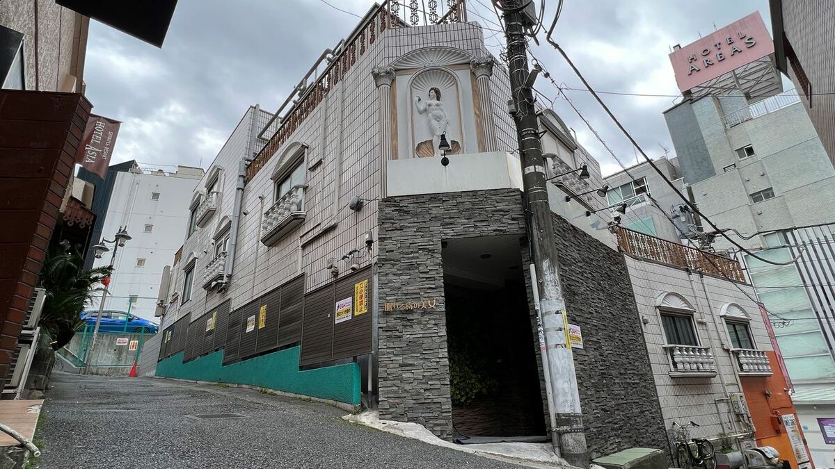 ハプ二ングバー画像 写真]「従業員だけでなくセックス中だった男女2人が現行犯逮捕」渋谷の老舗ハプニングバーがついに摘発 決め手は“プレイルームのマジックミラー”？ |  文春オンライン