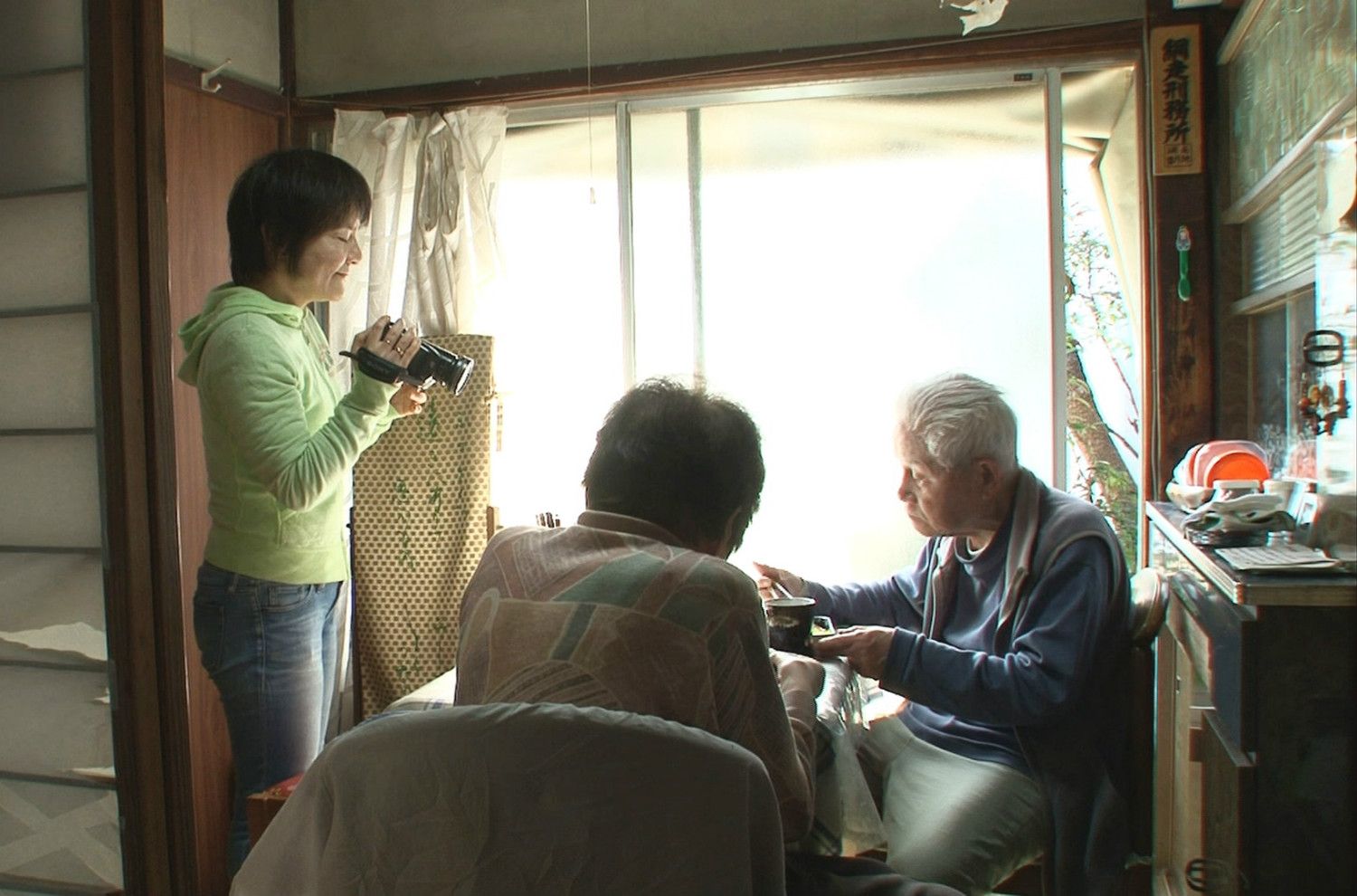 信友直子監督による撮影風景　©「ぼけますから、よろしくお願いします。」製作・配給委員会