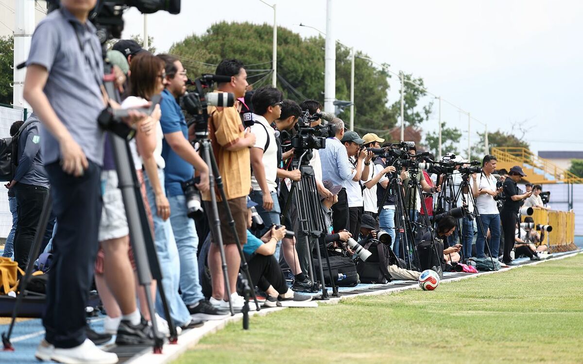 日本メディアのW杯取材を円安・物価高が直撃! 「メキシコ国境をバスで」「場末モーテル」《ミネラルウォーター1300円、ビール1杯は…》 | 文春オンライン