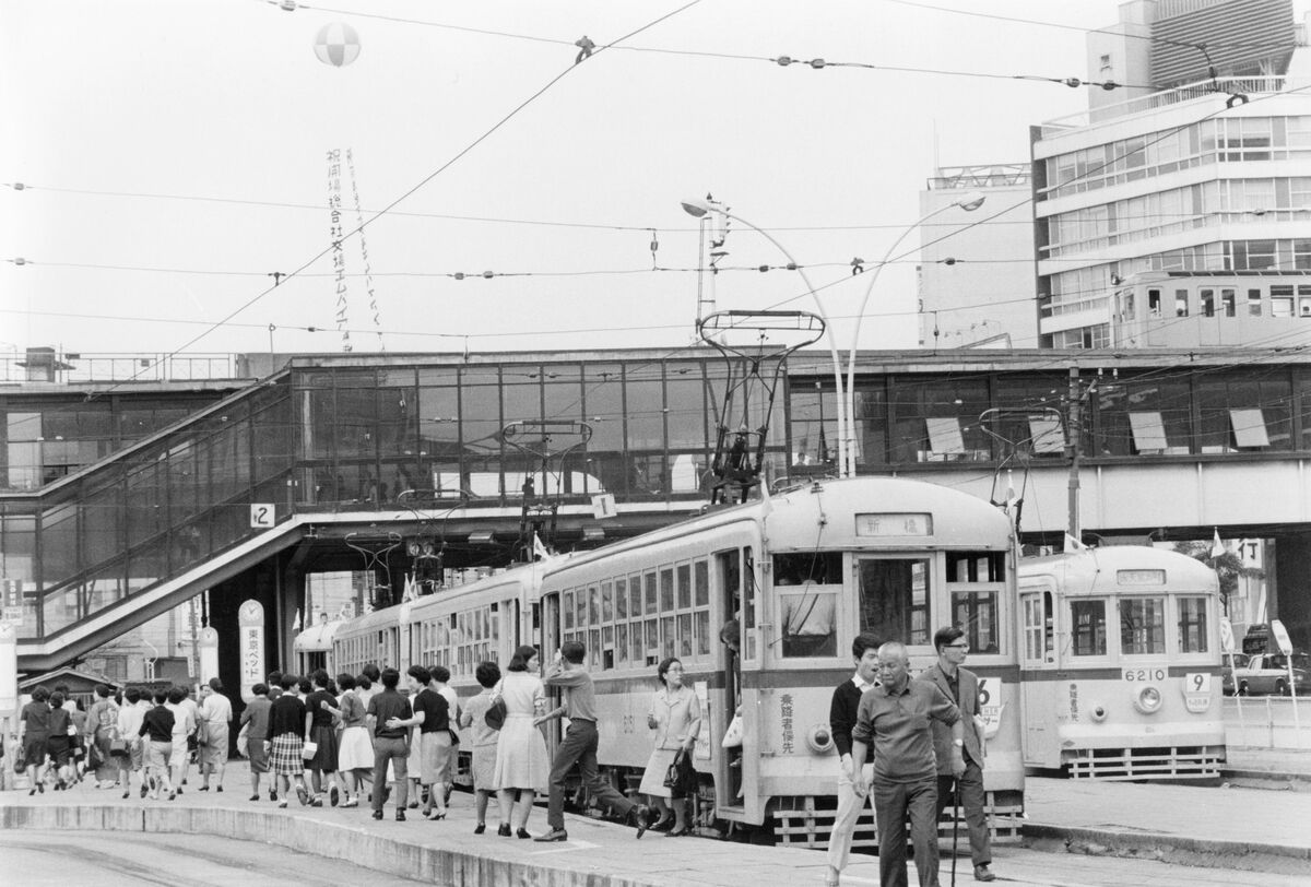 写真]「ここか？」70年前の渋谷駅前 写真をもとに路面電車のいた風景を特定する | 文春オンライン