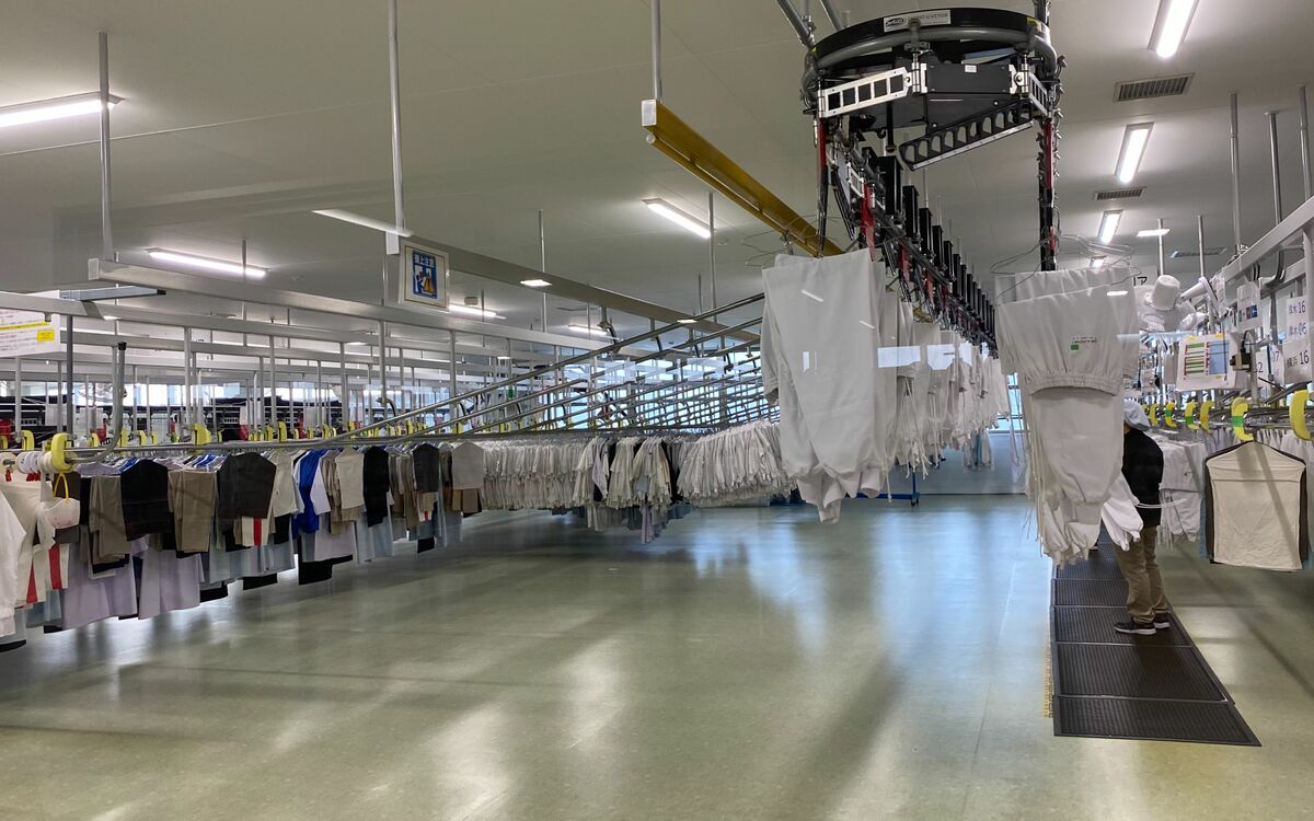 《まるで食品工場のような清潔さ》200キロ洗える巨大洗濯機、150℃の高温熱風、そして…最新クリーニング工場で目撃した“職人芸”がスゴすぎた！ | 文春オンライン