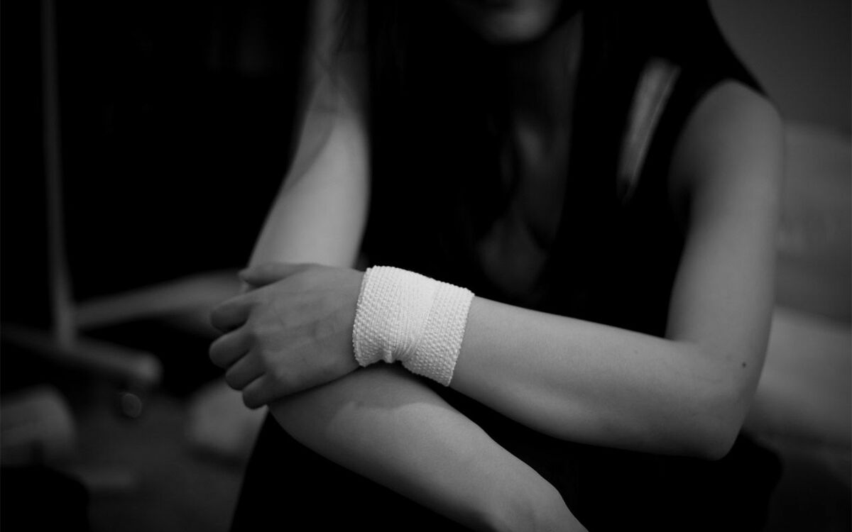 ハサミで腕を切り「精神病院に連れていって!」父から虐待→高校生で“ほぼホームレス状態”に…ヤングケアラーとして育った20代女性が送った絶望の日々 | 文春オンライン