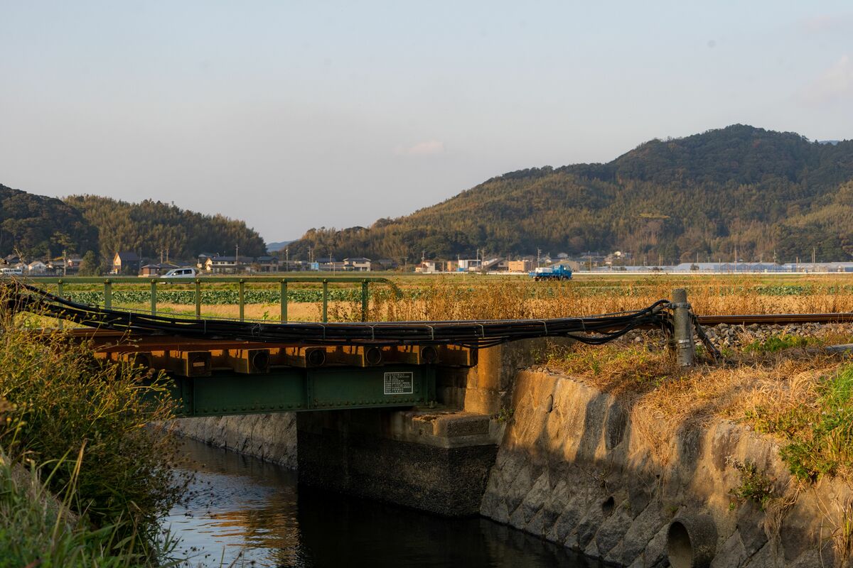 [写真](56ページ目)「雨の日は携帯の電波が通じないし、小学校までは歩いて1時間(笑)」……福岡の“ド田舎保育士”絢乃唯那さんが人気 ...