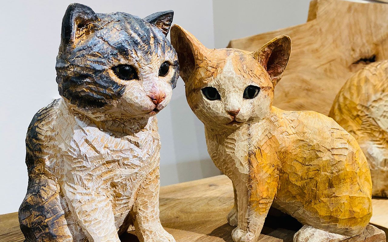 1960年代ビンテージ雄大な自然を背景に躍動感のある木彫りの猫の彫刻オブジェ 1960年代ビンテージ雄大な自然を背景に躍動感のある木彫りの猫