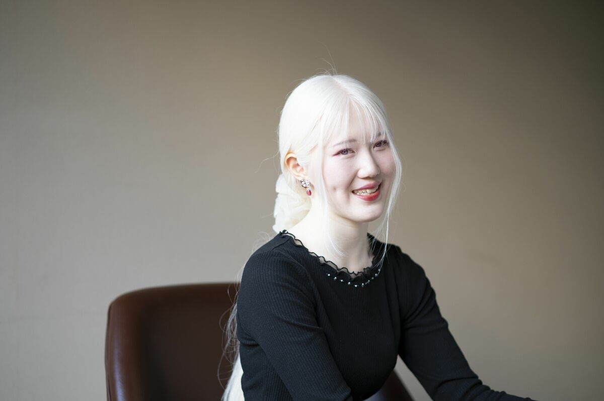 [写真](68ページ目)「ネットで『アルビノなのにブサイク』『かわいそう』と言われるけど…」“髪も肌も真っ白”なアルビノの女性（23）が ...
