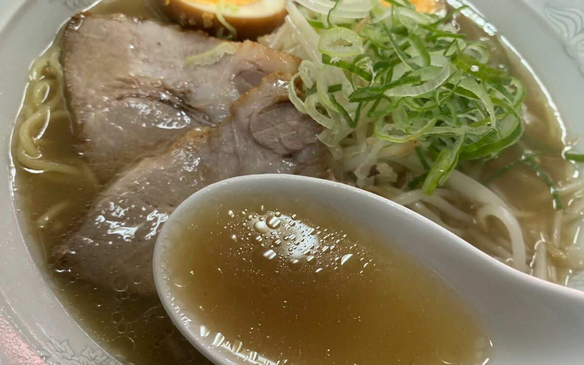 大阪城北詰で40年続く 看板のない中華料理屋 思いの詰まった 450円のラーメン が味わい深かった 文春オンライン