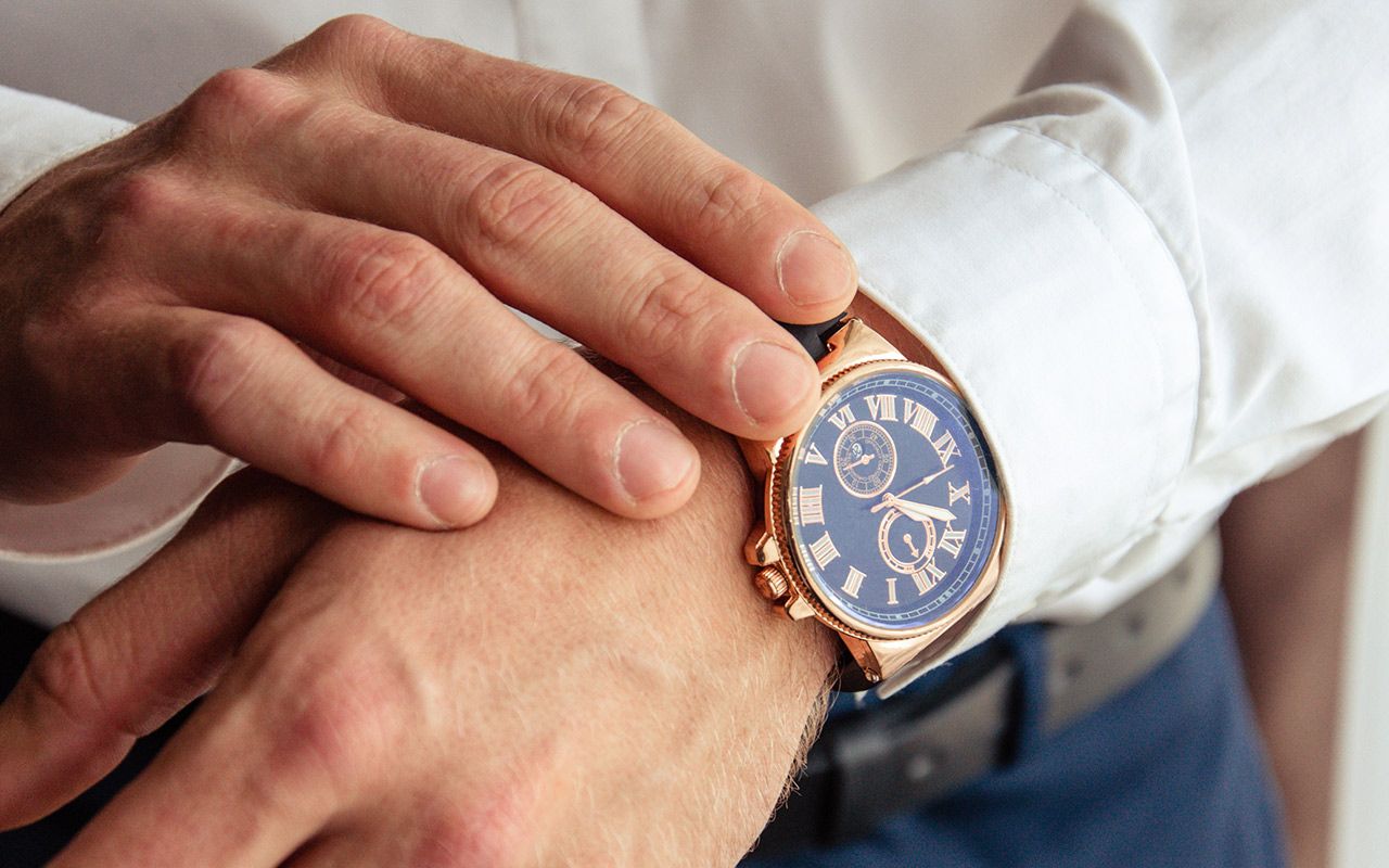 高級時計が買える金額…！》仕事のために「オンライン賭け麻雀サイト」を使ってしまった麻雀ライターに課せられた「罰金」は… | 文春オンライン