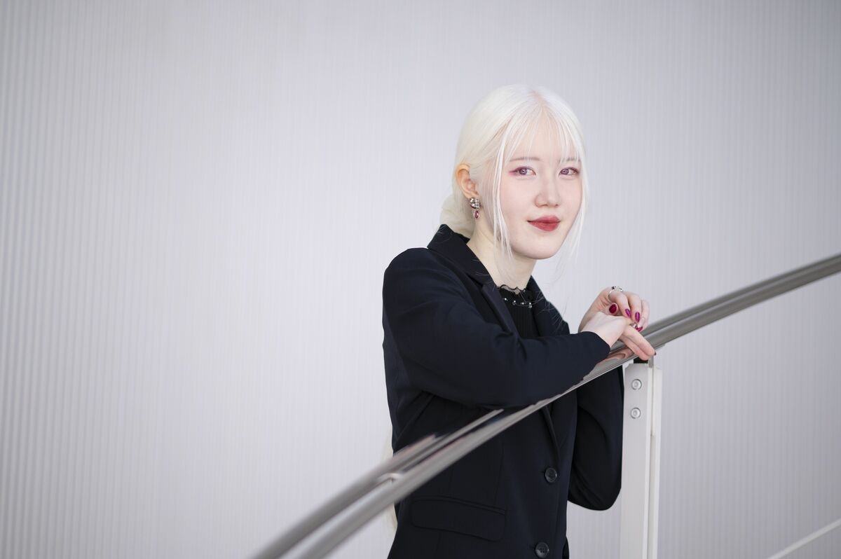 [写真](6ページ目)「ネットで『アルビノなのにブサイク』『かわいそう』と言われるけど…」“髪も肌も真っ白”なアルビノの女性（23）が、“世間 ...