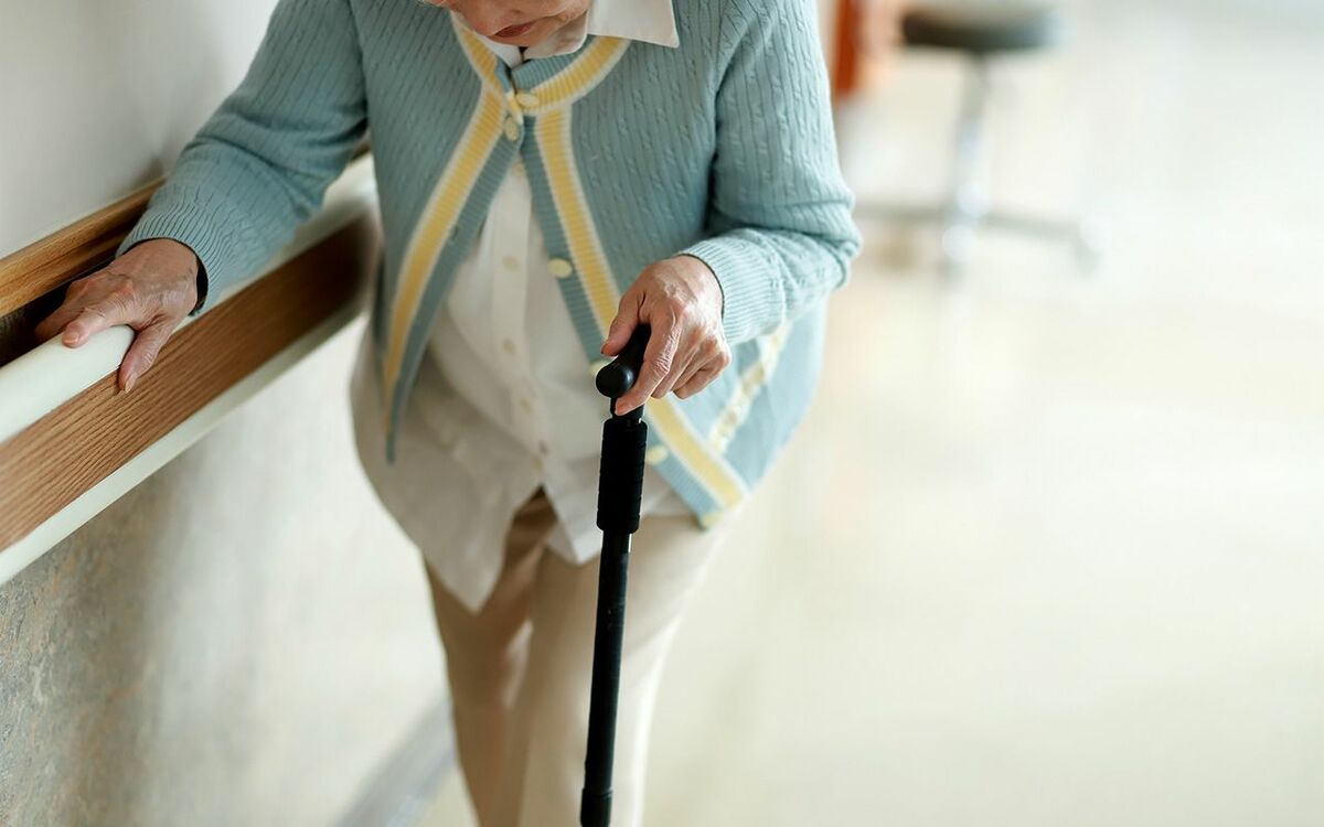 毎月の年金30万円、それでも生活は赤字続き…「まさかこんなに苦しいとは思わなかった」認知症の母を7年介護し続けた48歳男性を救った『介護の裏ワザ』 | 文春オンライン