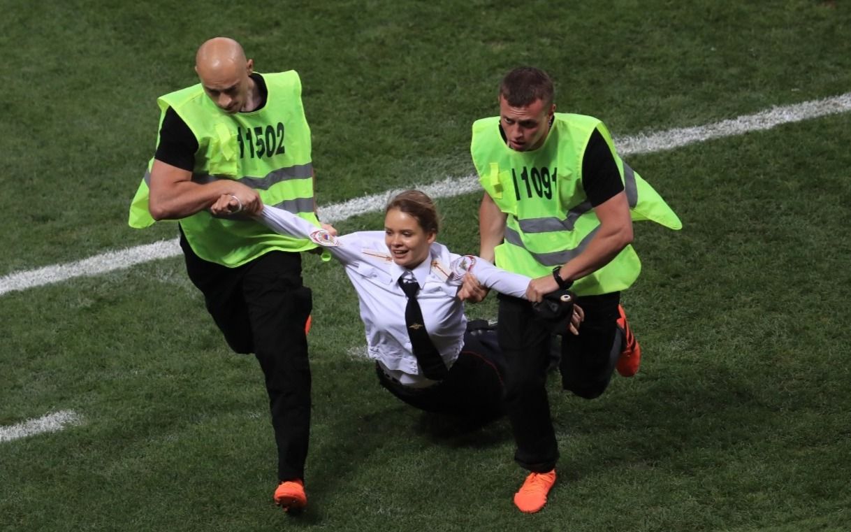 博物館で集団セックス、サッカーW杯決勝に乱入……ロシアの“ある集団”の真実 | 文春オンライン