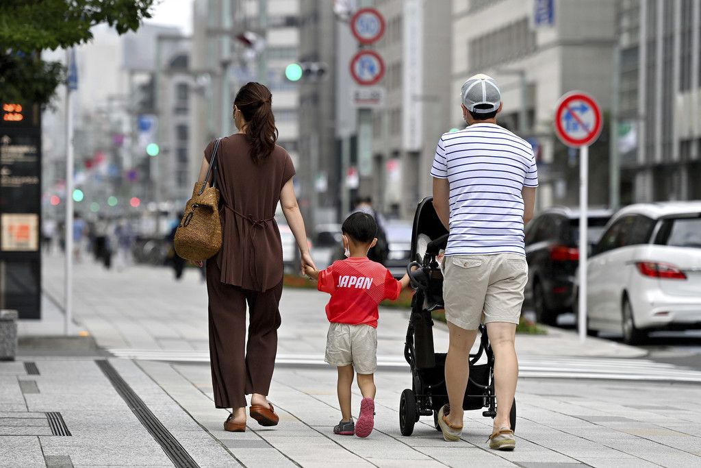 赤ちゃんに触らないで に多数のリツイート 子供の手足を触られ コロナ感染が怖い 文春オンライン