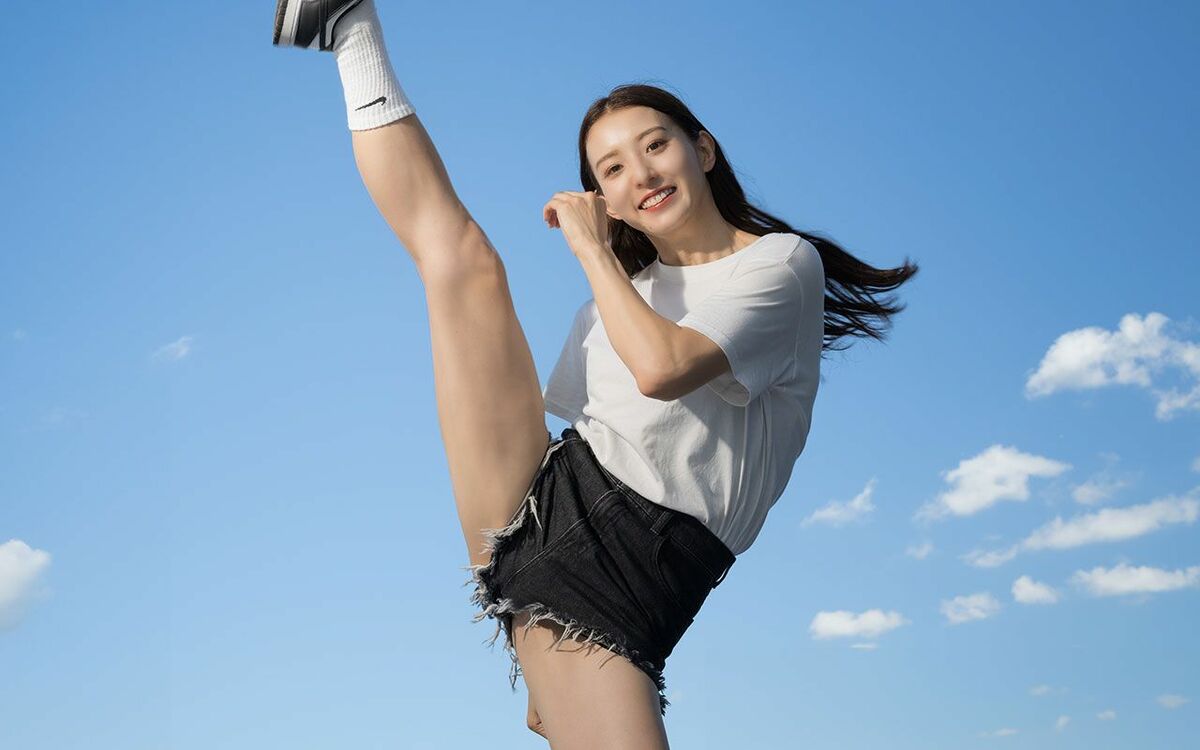 身長170cm、筋骨隆々な足上げポーズも…プロ格闘家デビューした女優
