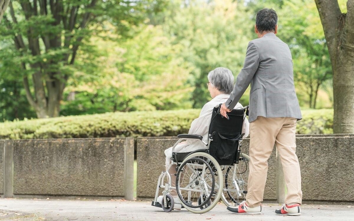 「今です。まさに急降下しています」立ち上がれず、ひどい下痢で服も汚す…末期がんの女性が医師から「余命1カ月」を宣告された瞬間の心境とは | 文春オンライン