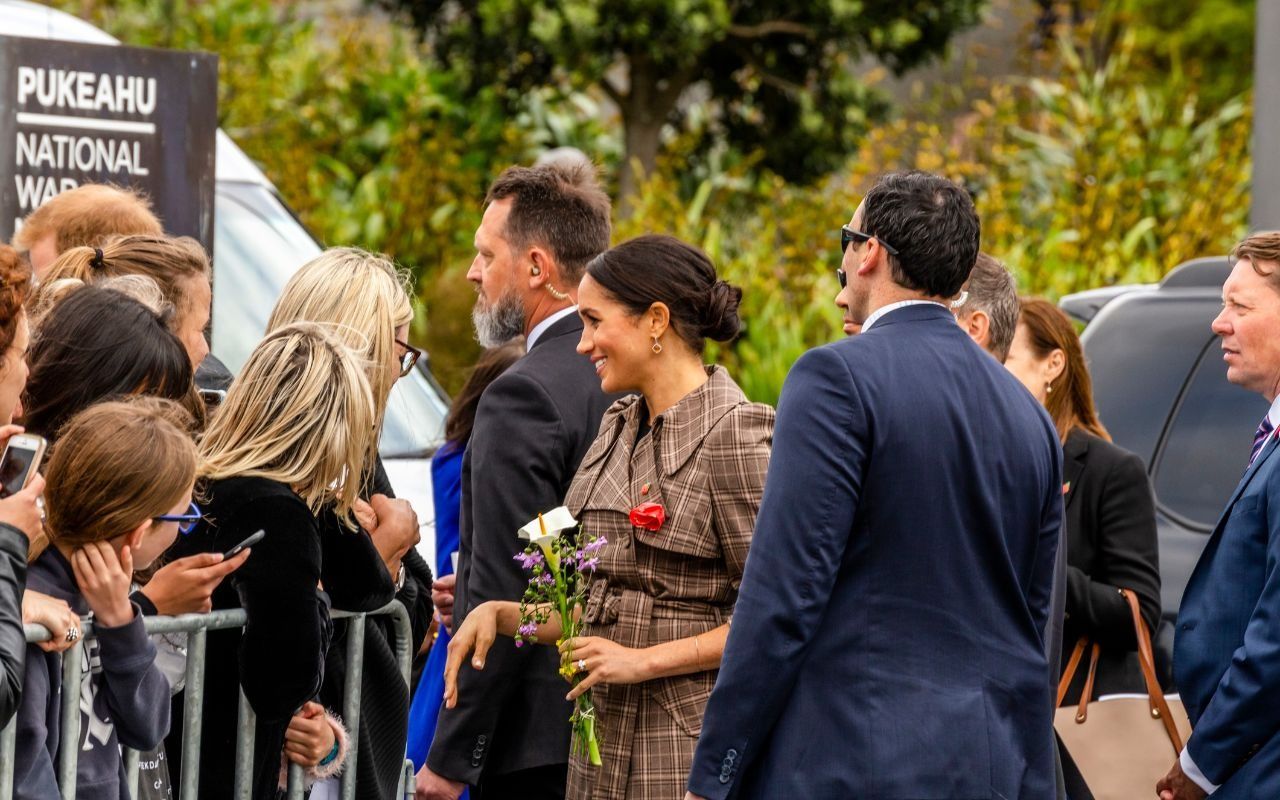 4ページ目 婚約発表ではベタベタと見つめあい プレイボーイ のヘンリー王子が 年上 バツイチ のメーガン妃を選んだわけ 文春オンライン