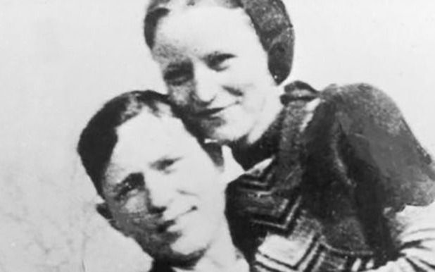 少年時代は動物虐待、男を鉄パイプで殴り殺しただけじゃない…素行が最悪すぎる少年→「世界で最も有名な犯罪者カップル」になれたワケ(海外の事件・1934年) | 文春オンライン