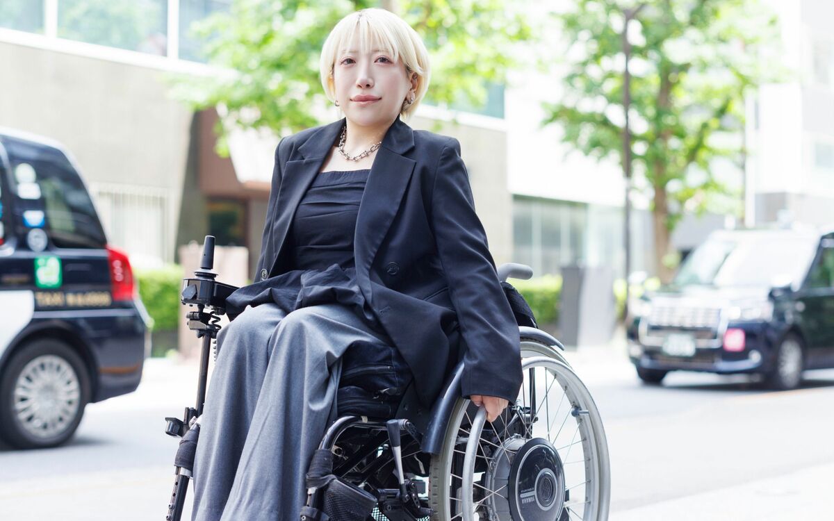 「足がふにゃっとなって、なぜか立てない…」日本で1人だけの難病“点状石灰化骨異形成症”を生まれつき抱える女性が9歳で直面した“意識が戻らないかもしれない手術”の決断 | 文春オンライン