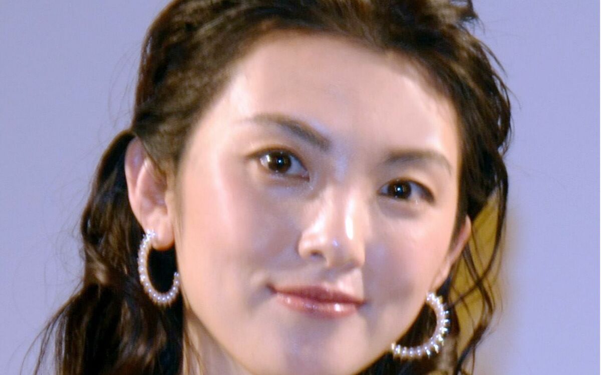 ブラウスの胸ボタンを外し、激しく相手を求め…大胆な濡れ場を披露した恋多き女・田中麗奈(46)が拓いた新境地 | 文春オンライン