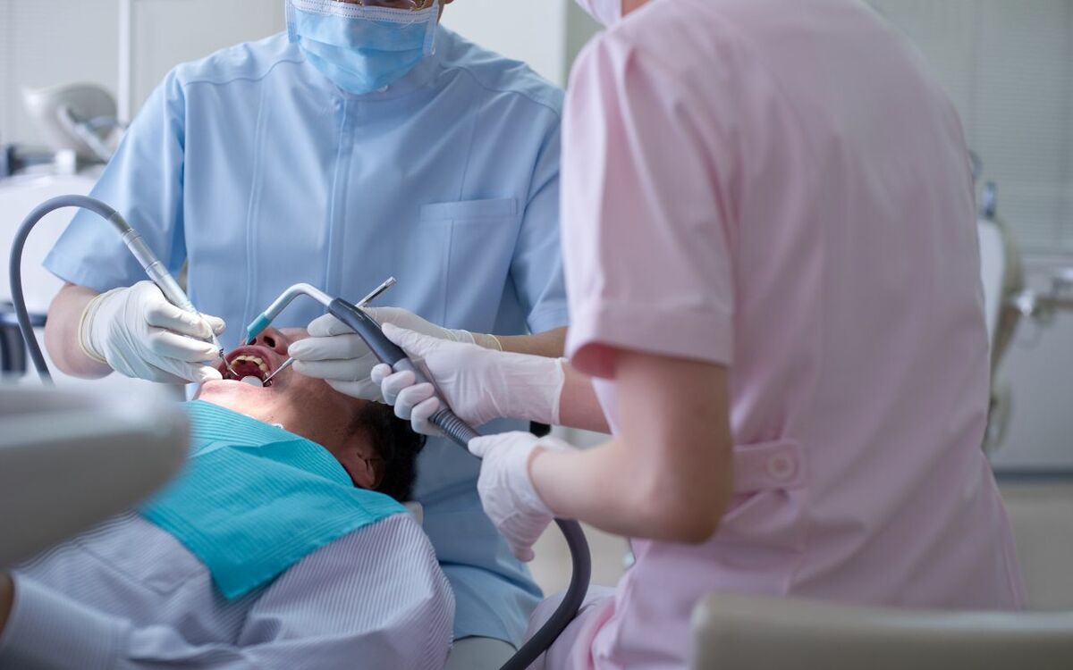 口に入れた指をペロペロ」「ワザと胸にあたる体勢を…」審美歯科の歯科衛生士が目撃した「ヤバい患者」 | 文春オンライン