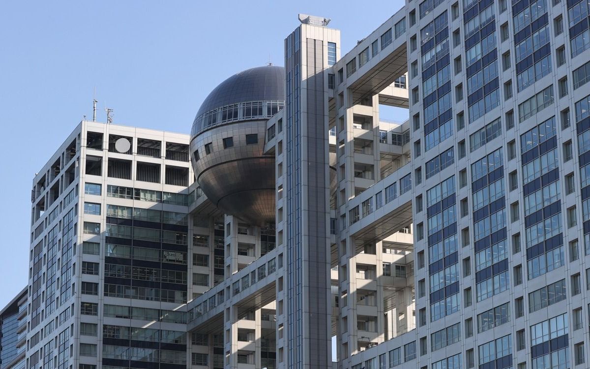 「全員の前で恫喝、殴る、蹴るなど…」フジテレビ人気番組プロデューサーが“連続パワハラ”で降板していた | 文春オンライン