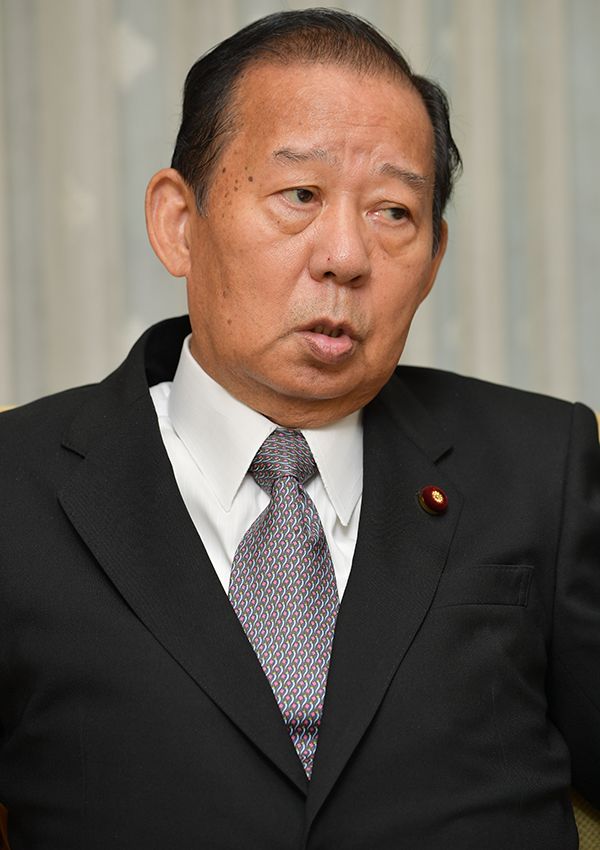 お金より大事な物 信頼 小泉純一郎氏が書いた色紙を記者団に掲げた