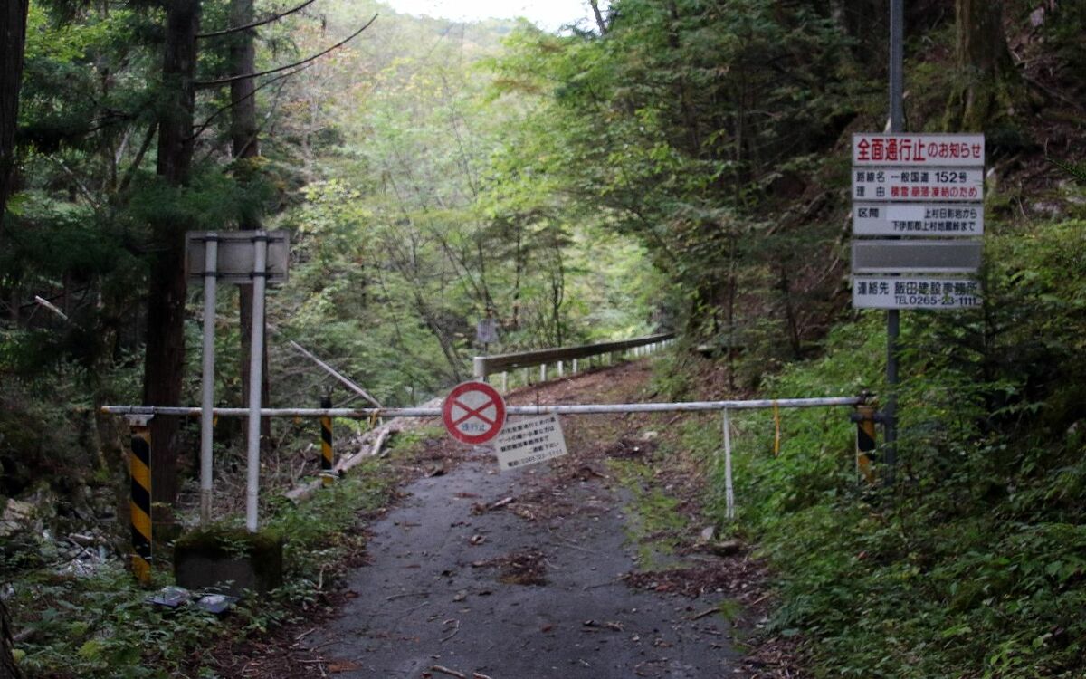 斜面はボロボロ 未開通区間が2箇所も 日本屈指の 酷すぎる国道 261キロを全線走破してみた 文春オンライン