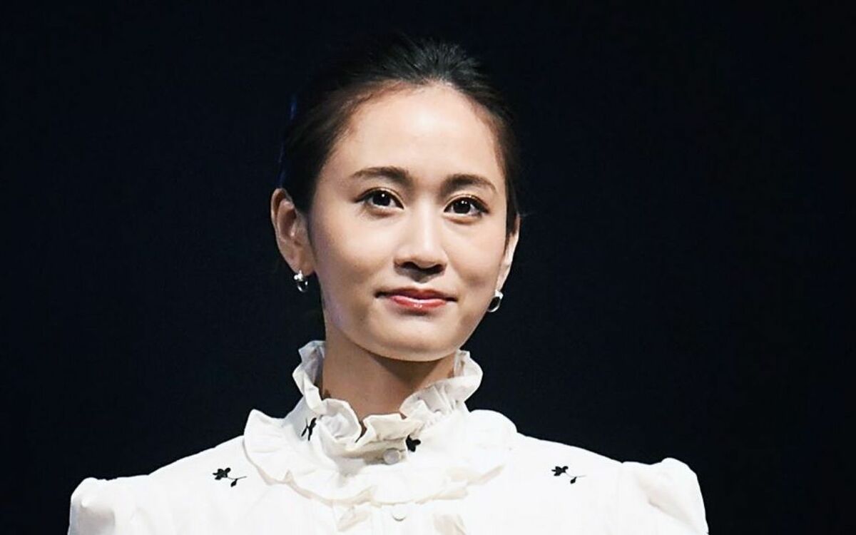 前田敦子(34)は“下着写真集”で「後悔なく出し切りたい」と…「しっかり恋愛をしてきたほう」とオープンに語り始めたワケ | 文春オンライン