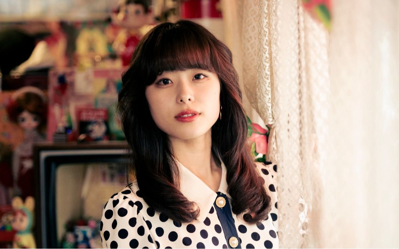 紫色の“ド派手”なバブルスーツ姿を披露→男子から「一緒に歩けない」と