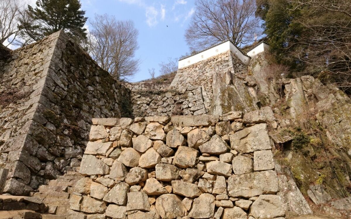 山道には石垣の大群、ポツンと現れた“最小”天守、森の中に“もう一つの城跡”も…山中鹿之介が城下で謀殺された「備中松山城」の遺構をたどる | 文春オンライン