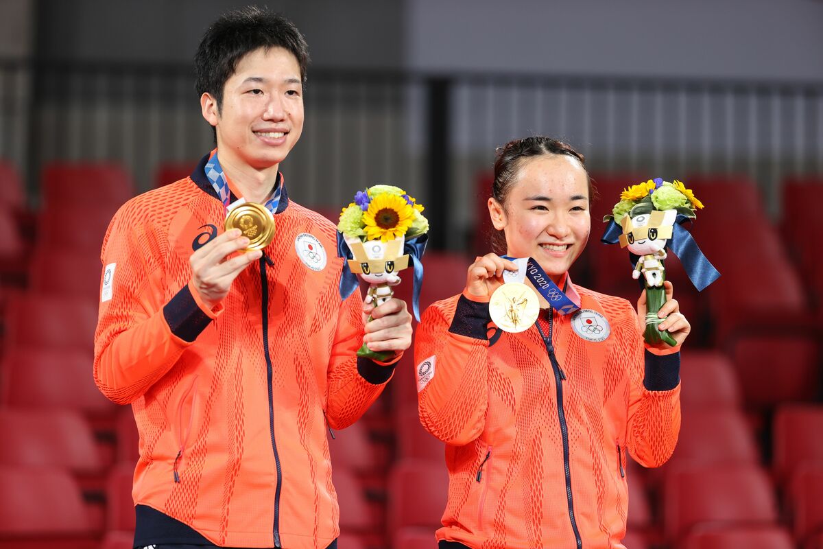 [写真](1ページ目)《卓球で日本初の金メダル》「美誠ちゃんと2人で