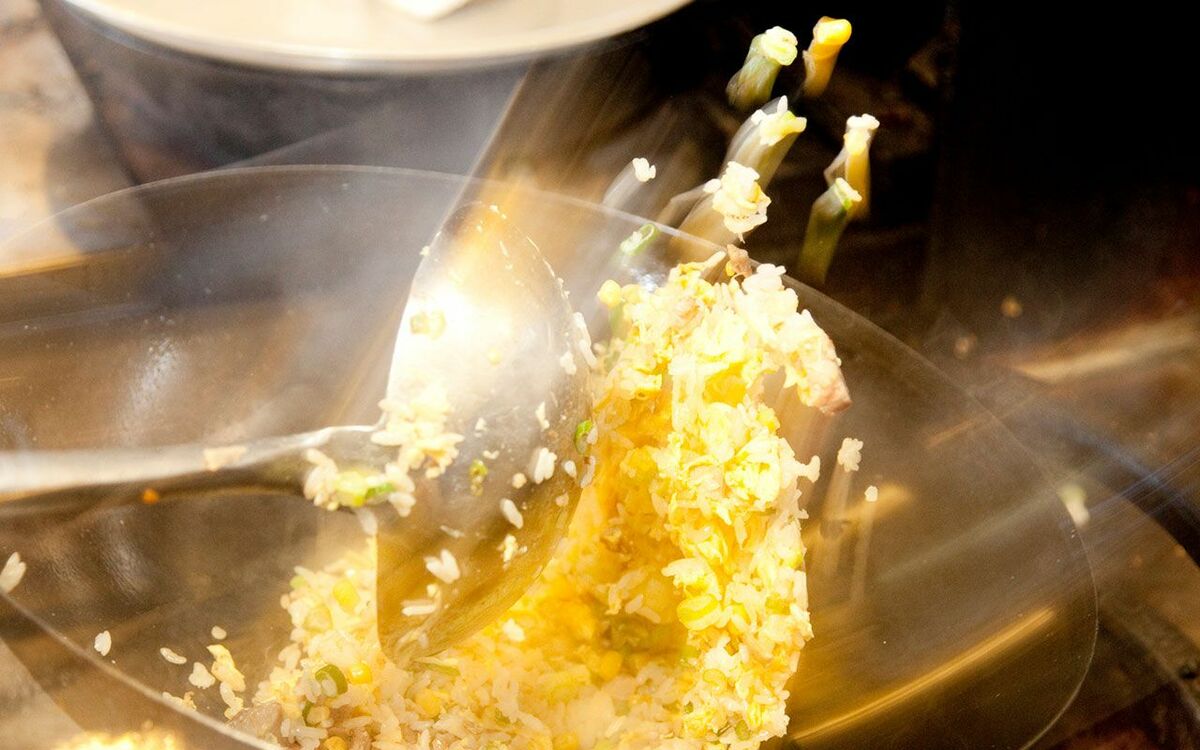 家庭で「パラパラチャーハン」を作りたいなら「絶対やってはいけないこと」がある…人気料理家が解説するコツ | 文春オンライン