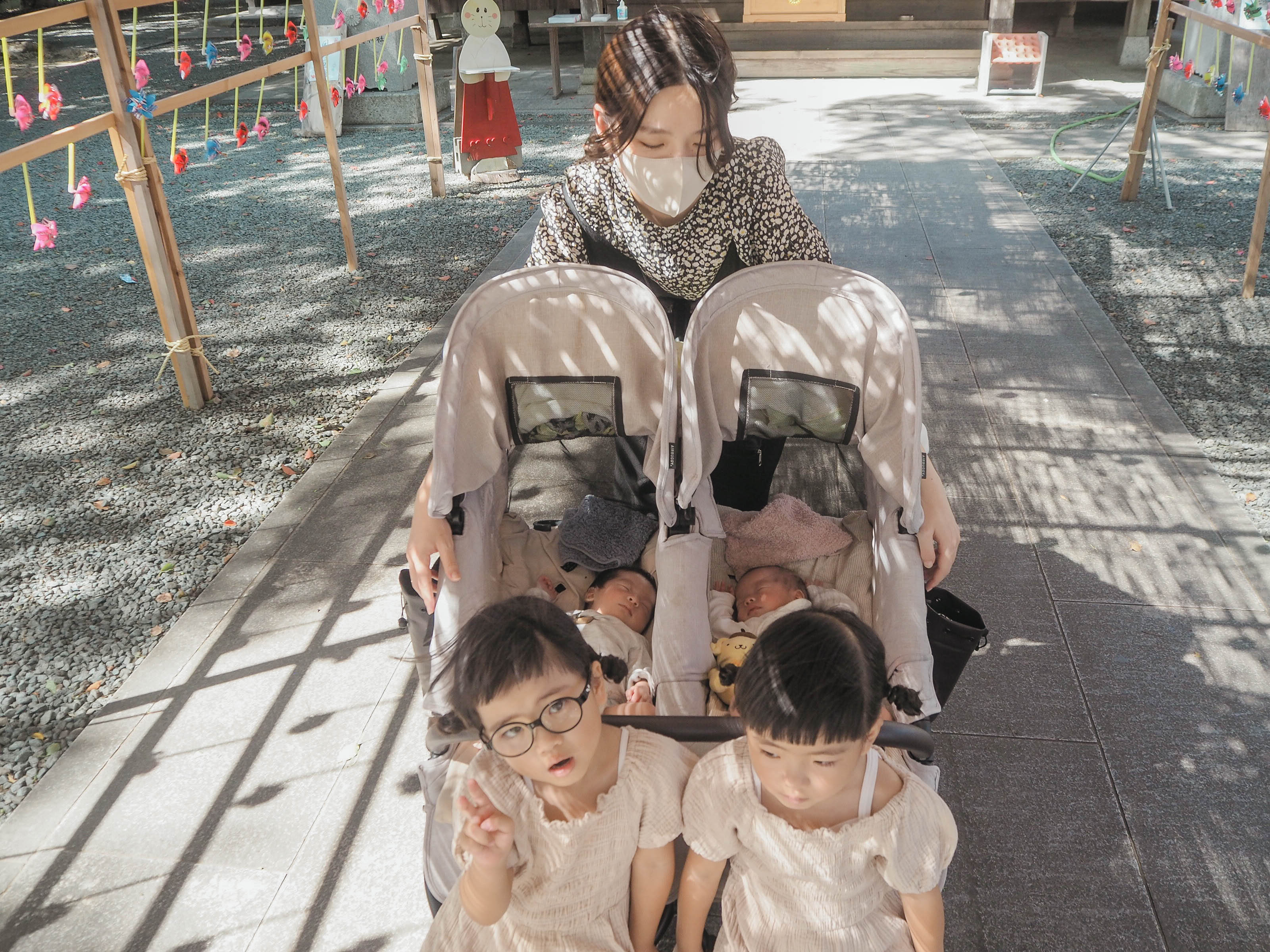 双子ベビーカーバス乗車問題に 誰かに手伝ってもらおうとは思っていないけど ダブル双子を育てる母親 31 に聞いた 4人の育児のリアル 文春オンライン Goo ニュース
