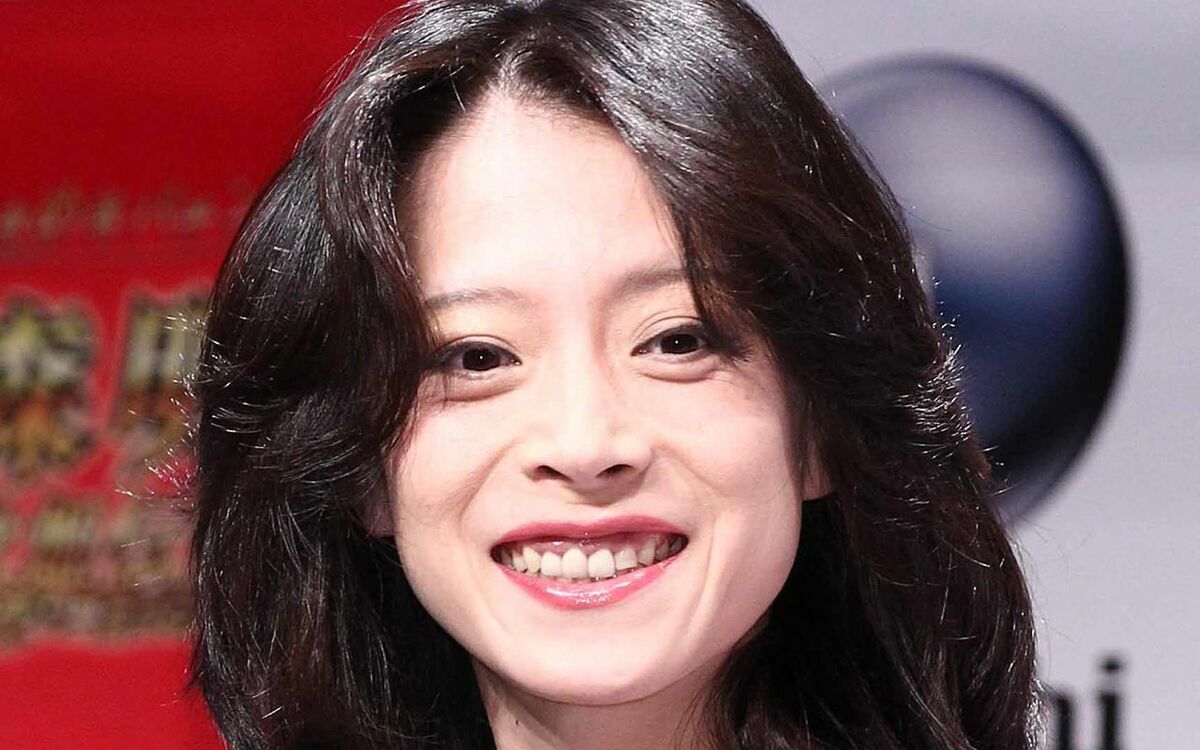 中森明菜が“少女A”で胸に秘めた“松田聖子への密かな憧れ”「デビュー当時は聖子ちゃんカット」「赤いスイートピーを『歌えません』と拒んだことも…」 | 文春オンライン